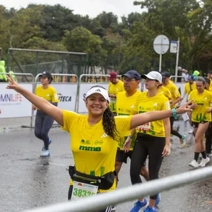 Chica sonriendo a cámara con los brazos abiertos