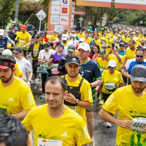 Grupo de hombres en la salida de la carrera