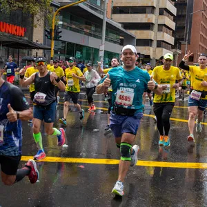 Grupo de atletas llenando las calles de Bogotá de emoción