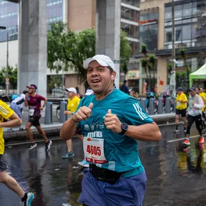 Hombre lleno de emoción y mostrando sensación de alegría