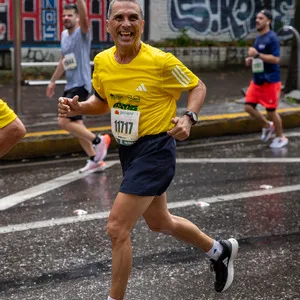 Hombre mayor en las calles de Bogotá con gran sonrisa