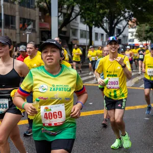 Mujer con cara de concentración en la meta