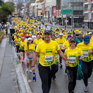 Mujer alegre con las manos arriba llegando a la meta