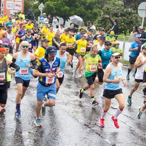 Embajadores de la media maratón de Bogotá acompañados por atletas