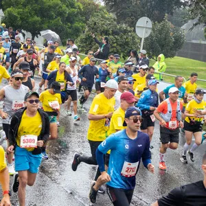 Hombre en la media maratón de Bogotá con gafas negras