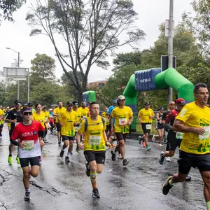 Jóvenes corriendo bajo la lluvia