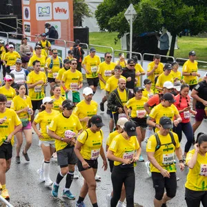 Hombre en esqueleto negro en la media maratón Bogotá