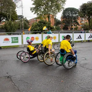 Grupo de mujeres jóvenes corriendo en una carrera