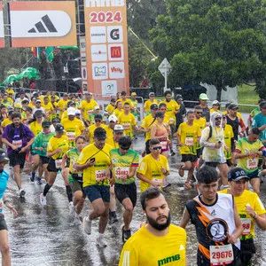 Atletas llenos de energía participando en la mmB