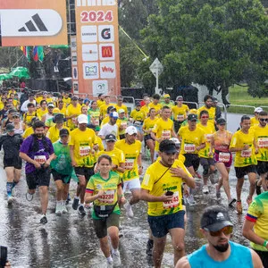 Lluvia acompaña la salida de la carrera