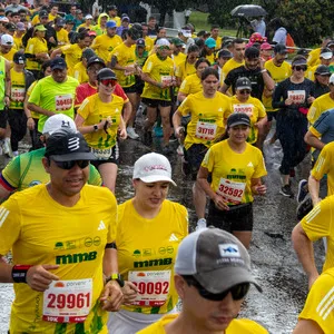 Pareja corriendo paso a paso juntos