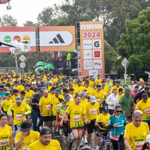 Hombres y mujeres en la salida de la media maratón de Bogotá