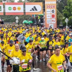 Competidores pasando por el arco de salida en la mmB 2024