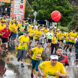 Atletas corriendo al lado del pacer adidas