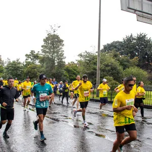 Hombres llenos de energía en el recorrido de 21 K