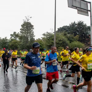 Hombre corriendo con medias blancas y gorra blanca