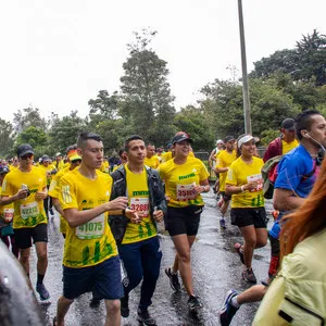 Hombre en ruta media maratón de Bogotá