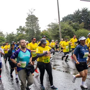 Atletas corriendo bajo la lluvia