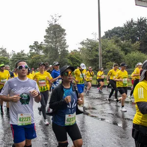 Atletas sincronizando su reloj para saber su tiempo final de carrera