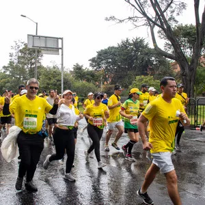 Hombre saludando a cámara en el recorrido de 21 K