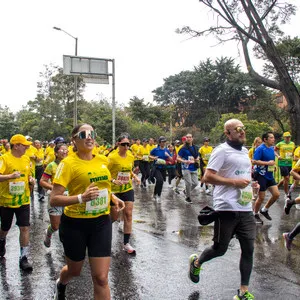 Mujer sonriendo mientras corre de manera enérgica