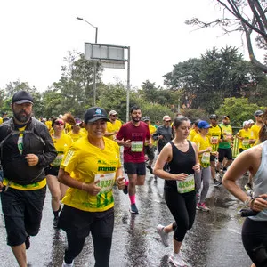 Mujer feliz corriendo con su pareja