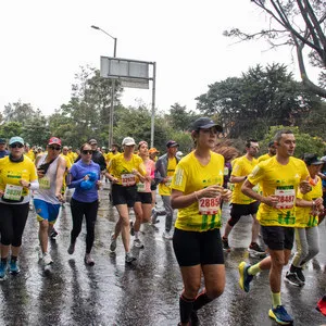 Hombre adelantando en la salida de la carrera