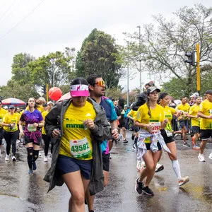 Mujer corriendo mientras mira sus pasos