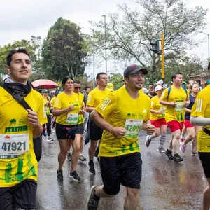 Hombre emocionado en la media maratón de Bogotá