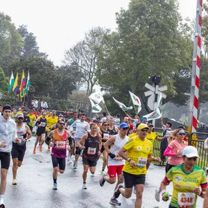 Masa de atletas corriendo por Bogotá