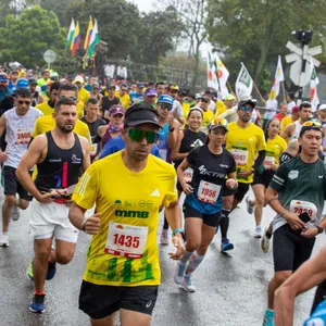 Hombre con visera negra y gafas verdes corriendo