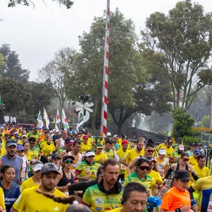 Atletas de todas las edades en el corredor de salida