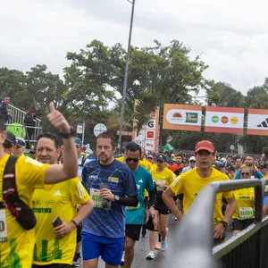 Varios atletas hombres corriendo con mirada al frente