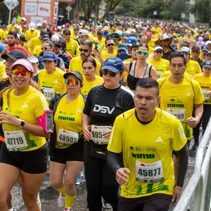 Mujer con gran sonrisa en el corredor de salida