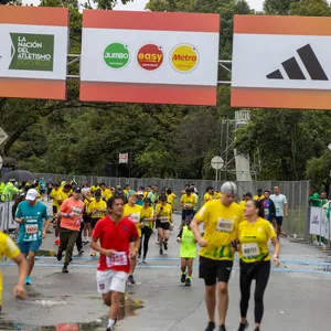 Últimos atletas en el corredor de salida