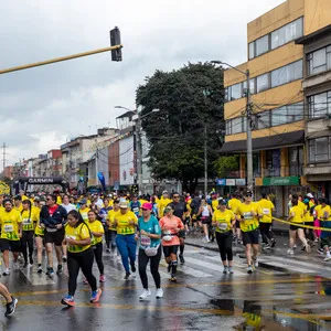 Hombre corriendo junto a otros atletas en la mmB