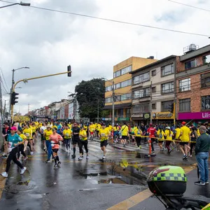 Dos mujeres de la tercera edad corriendo a paso firme por las calles de Bogotá