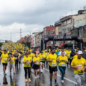 Varias caras felices de participar en carrera de atletismo