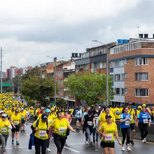 Madre e hija participando en la media maratón de Bogotá