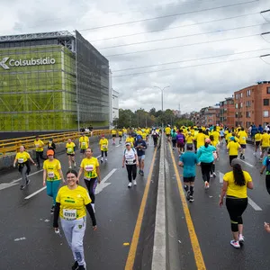 Mujer sonríe a cámara durante el recorrido