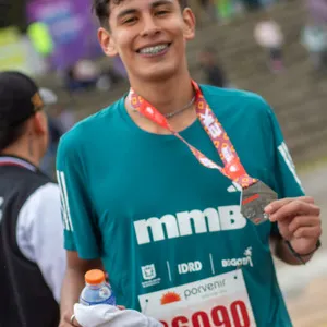 Joven enseñando medalla de la mmB 2024