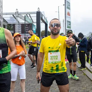 Hombre listo para participar en carrera Bogotá