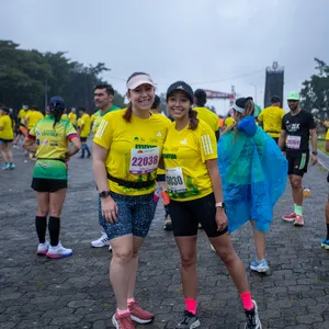 Dos mujeres sonriendo antes de carrera