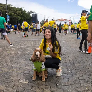 Atleta joven después de correr con su mascota