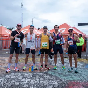 Amigos posando con medalla de 21K