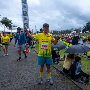 Hombre enseñando medalla 2024 después de carrera