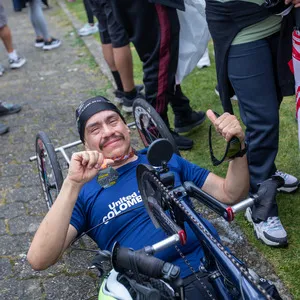 Atleta en silla de ruedas enseña su medalla