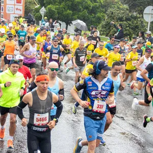 Atleta en esqueleto y con gafas azules listo para recorrido