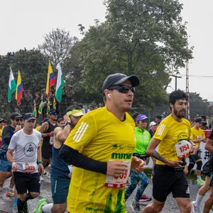 Hombre en salida corre con gafas oscuras