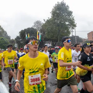 Atleta joven con gafas tornasol